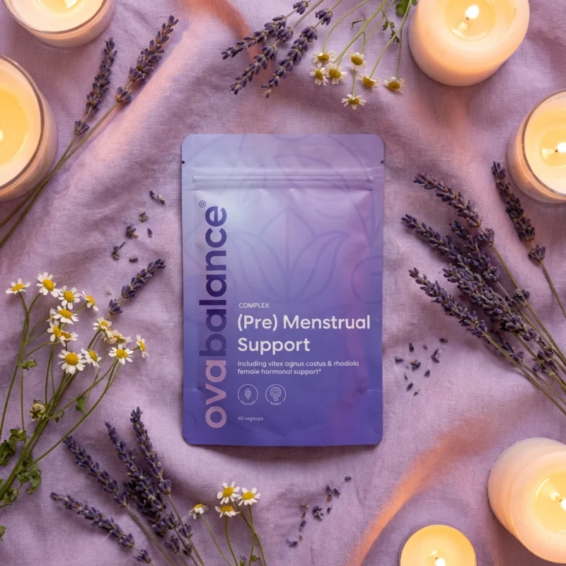 PMS Support — 6 ziół na napięcie przedmiesiączkowe (PMS) OVEA — Niepokalanek mnisi (Vitex agnus-castus) 400 mg, standaryzowany na 0,5% agnuzydów — status on-hold w EFSA, botaniczny składnik z wielowiekową tradycją w fitoterapii europejskiej. Różeniec górski (Rhodiola rosea, RhodioZen® SHR-5) 200 mg, 3% rozawin — adaptogen z fitoterapii nordyckiej.