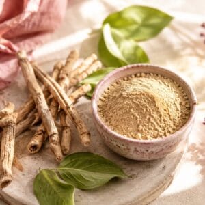 Korzenie i proszek ashwagandhy w stylizacji editorial, naturalny suplement dla kobiet